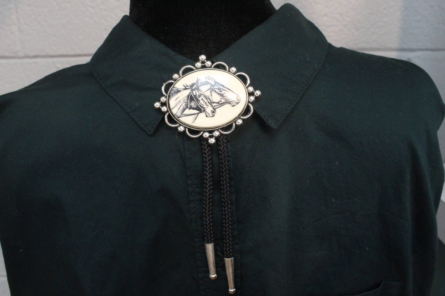 Spirit of the Herd Två Hästar Bolo Tie