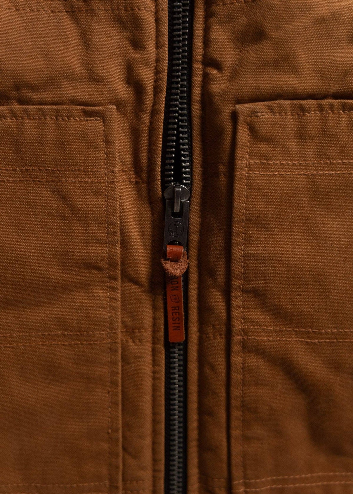 Iron & Resin Väst – Arbetsväst i Canvas – Field Tan
