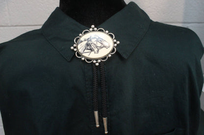 Spirit of the Herd Två Hästar Bolo Tie