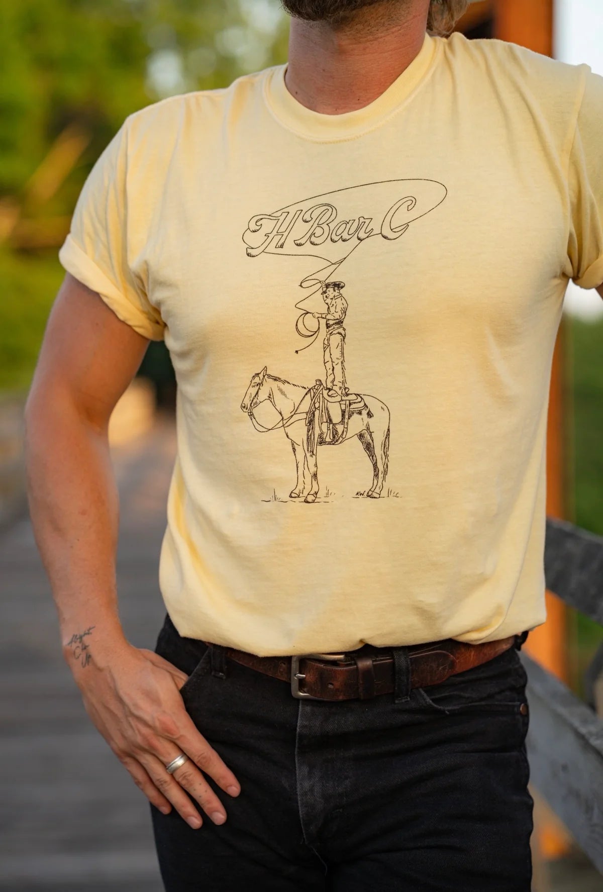 H Bar C T-Shirt – Tall Saddle – Gul