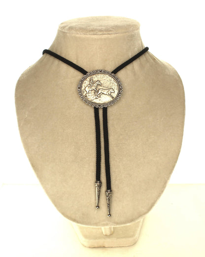 Silver Saddle Bolo Tie i silver och svart cord hos Wagon Wheel Supply Co.